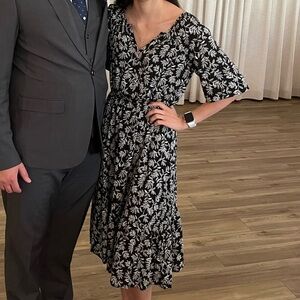 Old Navy Black and White Short Sleeve Leaf-Print Midi Dress